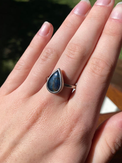 Deep Swirl Sapphire Ring